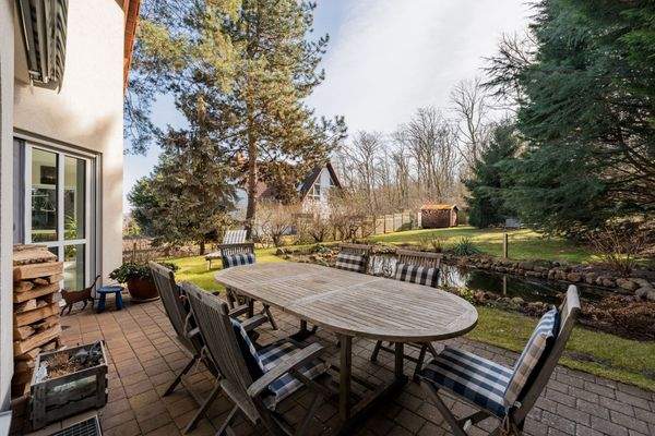 Sonnige Terrasse am Gartenteich