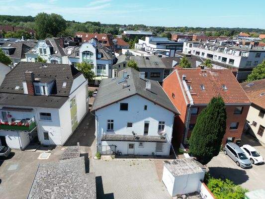 Rückansicht mit Parkplätzen