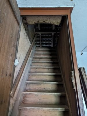 zweite Treppe zum Dachboden (im Haus links)