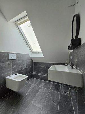 modernes Duschbad mit Fenster