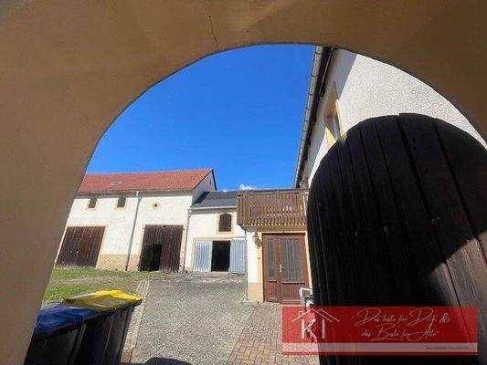 Eingang zum Tor durch Torbogen