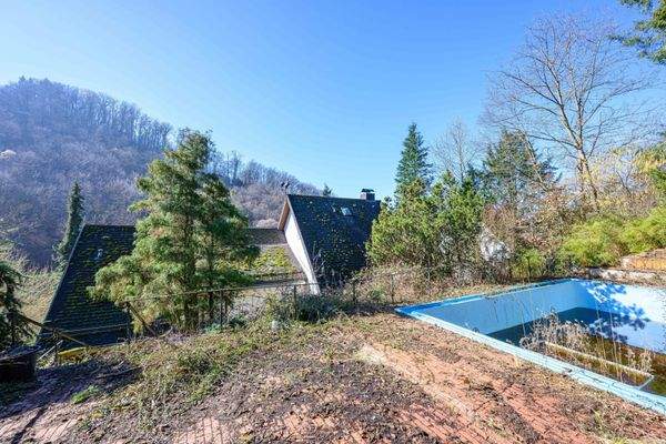 Poolbereich oberhalb des Hauses