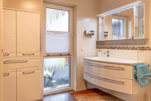 Geschmackvolle Gartenwohnung von 2013 – modern, hell und ideal gelegen