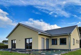 Haus mit Terrassenvorbeitung