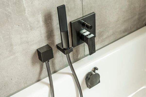 zwei komfortable Bäder