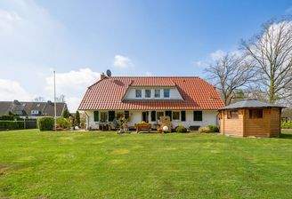 weitläufiger Gartenbereich