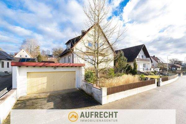 Hausansicht mit Garage