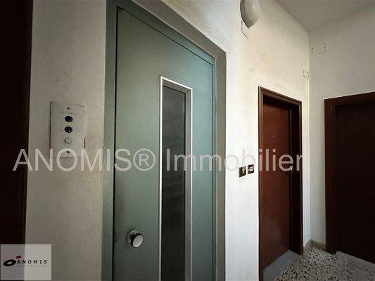 Treppenhaus mit Fahrstuhl