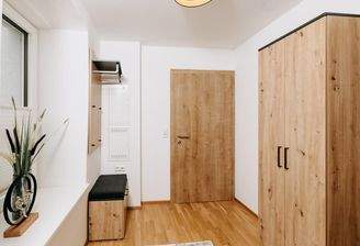 Eingangsbereich samt Garderobe