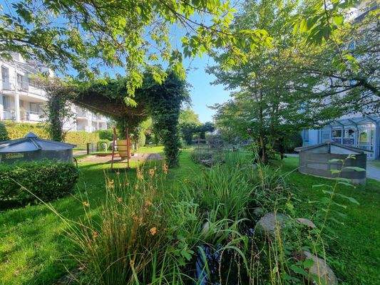 Innenhof mit Garten und Spielplatz