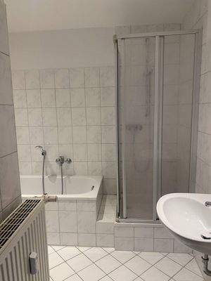 Bad mit Wanne und Dusche