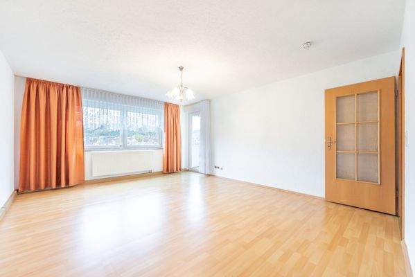 Wohnzimmer mit Zugang zum Balkon