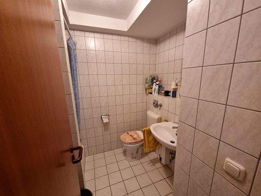 Helles Badezimmer mit Dusche