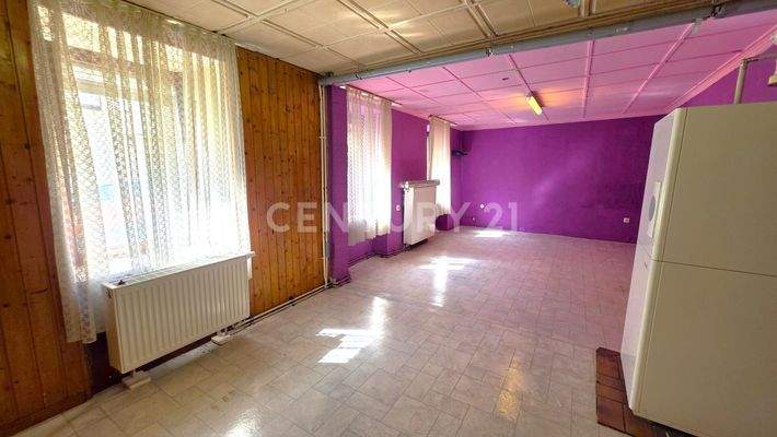 Gegenseite des Multiraums im UG zur Hausvorderseite