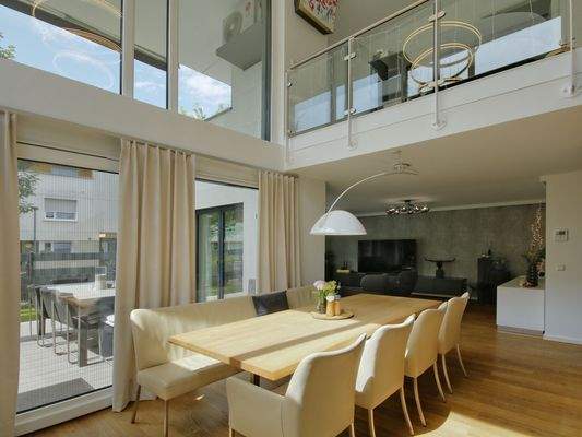 Wunderschöne offene Architektur mit hohen Decken und Glasfront zum überdachten Außenbereich