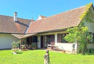 Gartenansicht des Hauses mit Veranda