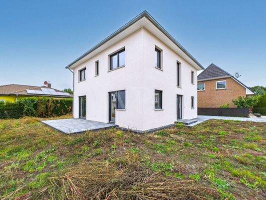 Hausansicht seitlich mit Terrasse