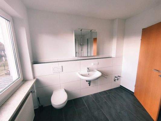 Bad mit Badewanne und Dusche Bild 4