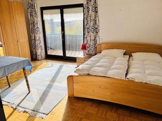 helles, großes Schlafzimmer mit Zugang zum überdachten Balkon (OG)