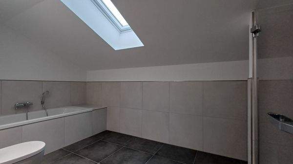 Bad mit Dusche und Wanne