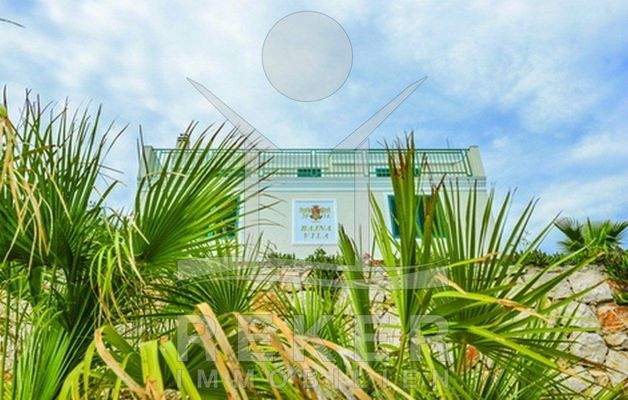 Luxus und Lage beides vereint diese schöne 5-Sterne-Villa auf der Insel Pag.