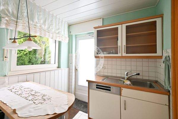 Ein weiterer Blick in die Küche mit dem Zugang zum Garten