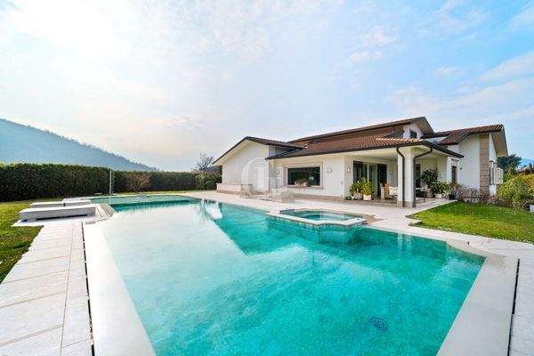 Außenbereich mit Pool