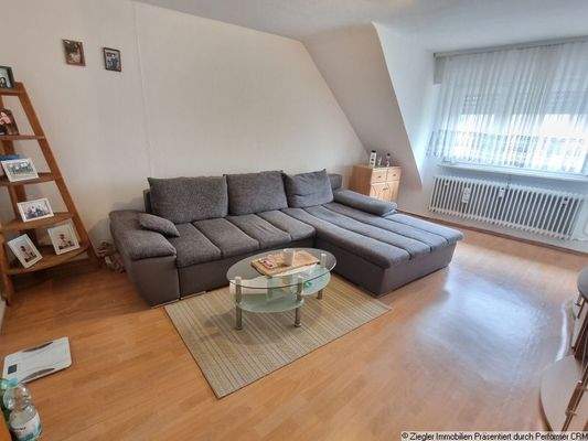 15Vorderhaus DG Wohnzimmer