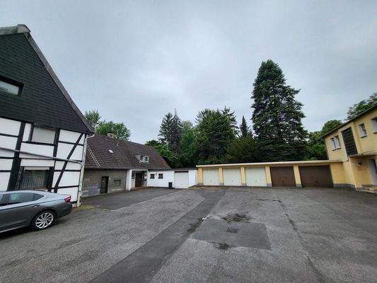 Zufahrt u. Hoffläche