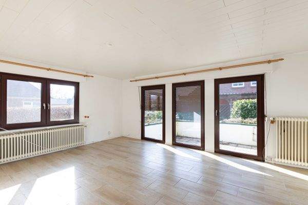 Lichtdurchflutetes Wohnzimmer mit direktem Zugang zur Terrasse