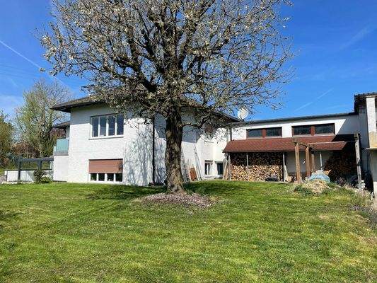 Südansicht mit Holzlagerplatz