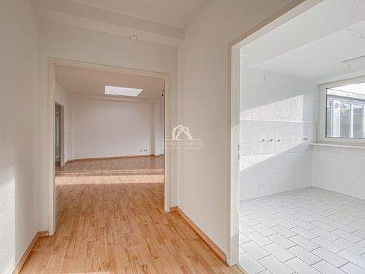 Flur mit Blick in die Küche