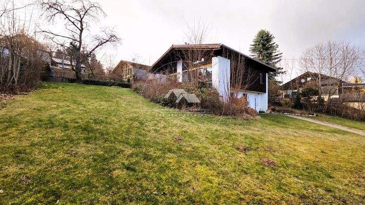 großzügiges Hanggrundstück