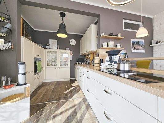 Hochwertige Einbauküche mit Elektrogeräten