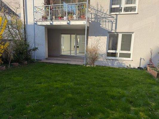 Blick auf Terrasse und kleiner Garten