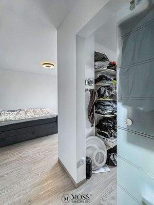 Blick Ankleidezimmer/Schlafzimmer