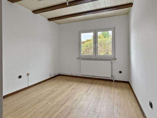 Potentielles Kinderzimmer mit praktischer Raumaufteilung