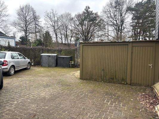 Garage und Stellplätze