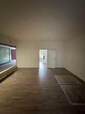 Leerer Raum mit Holzboden