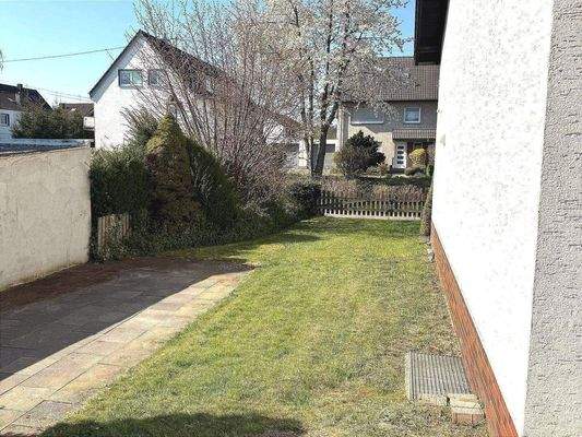 Platz für Terrasse und Carport/Garage