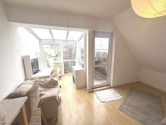 Helles Wohnzimmer mit Balkon