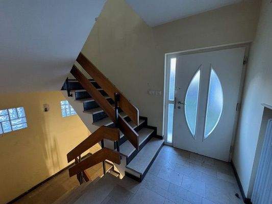  Hauseingangsbereich mit Treppenhaus