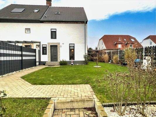 Vorderansicht mit Garten