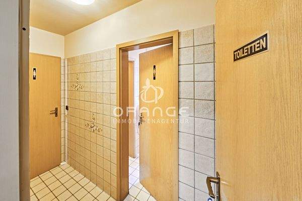 Damen und Herrentoilette im hinteren Teil der Fläche