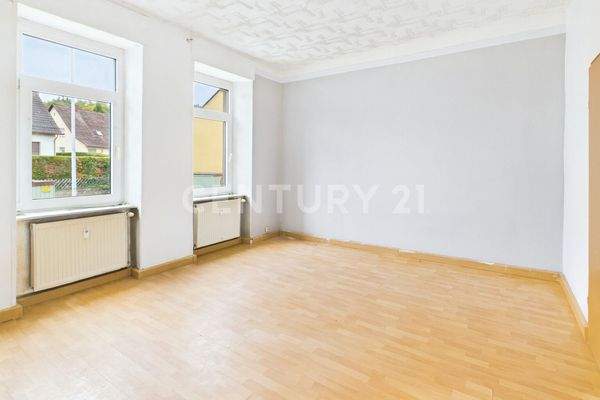 EG - Wohnzimmer mit Blick zu den Fenstern