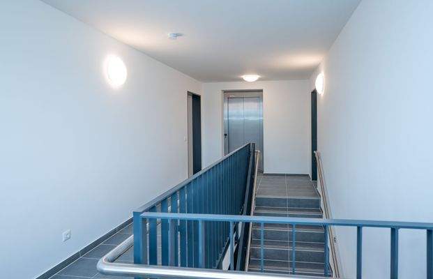 Moderner Flur mit Aufzug