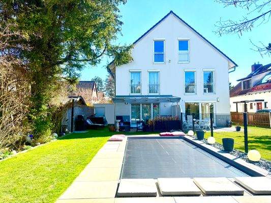 Hausansicht mit Garten