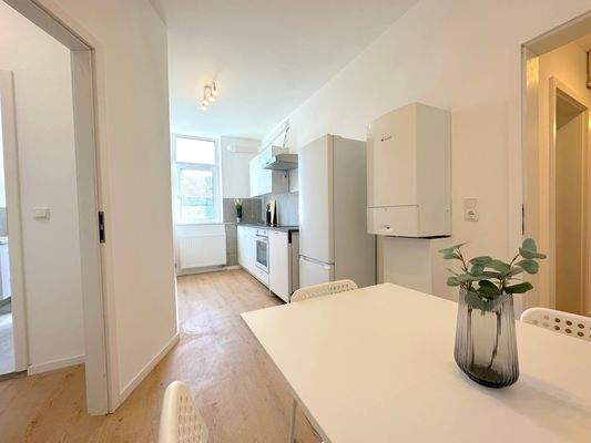 Helle moderne Küche