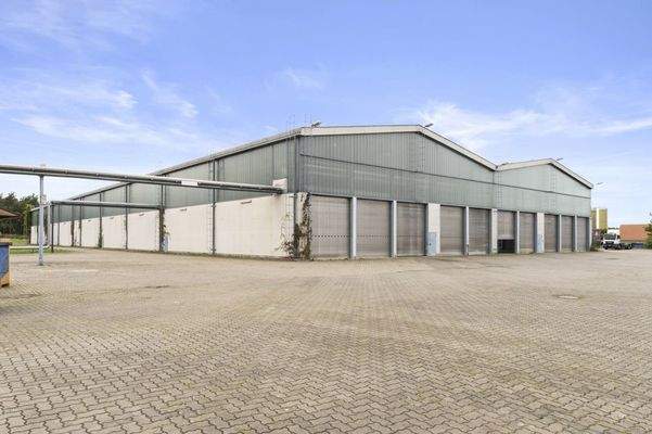 Nordostansicht mit zehn Rolltoren