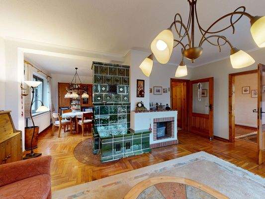 Wohnzimmer mit Kachelofen im Erdgeschoss